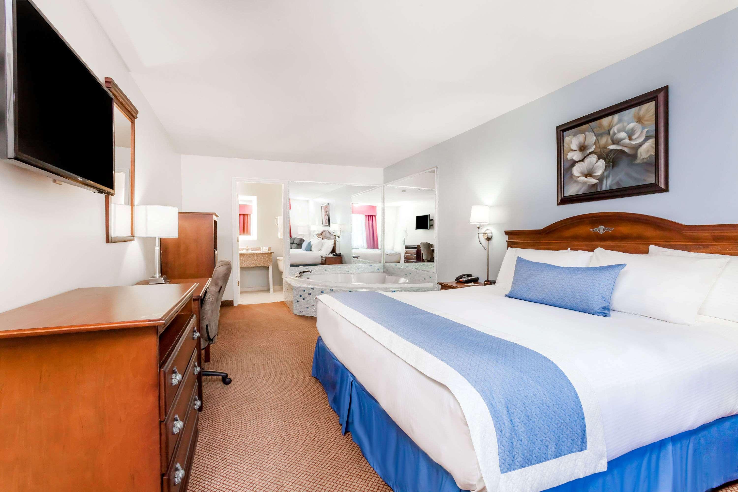 Days Inn By Wyndham Hampton Экстерьер фото