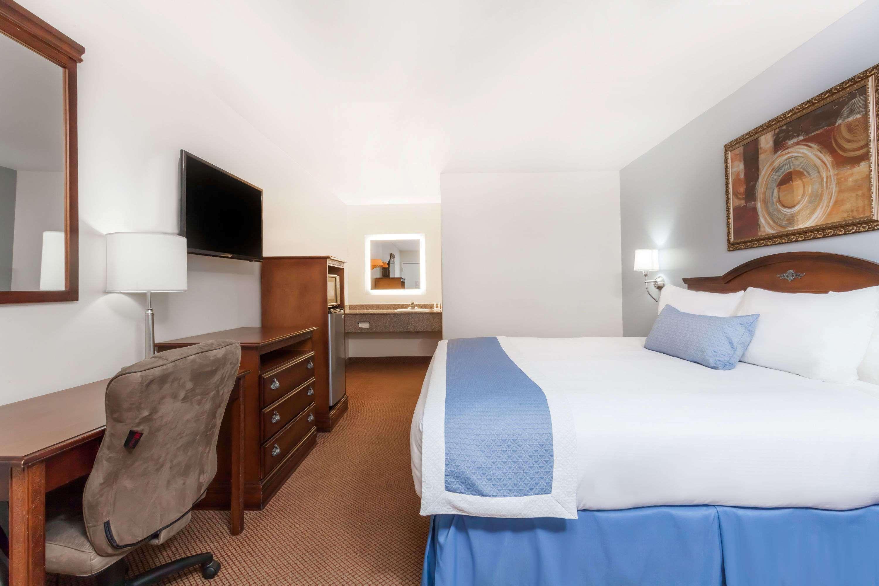 Days Inn By Wyndham Hampton Экстерьер фото