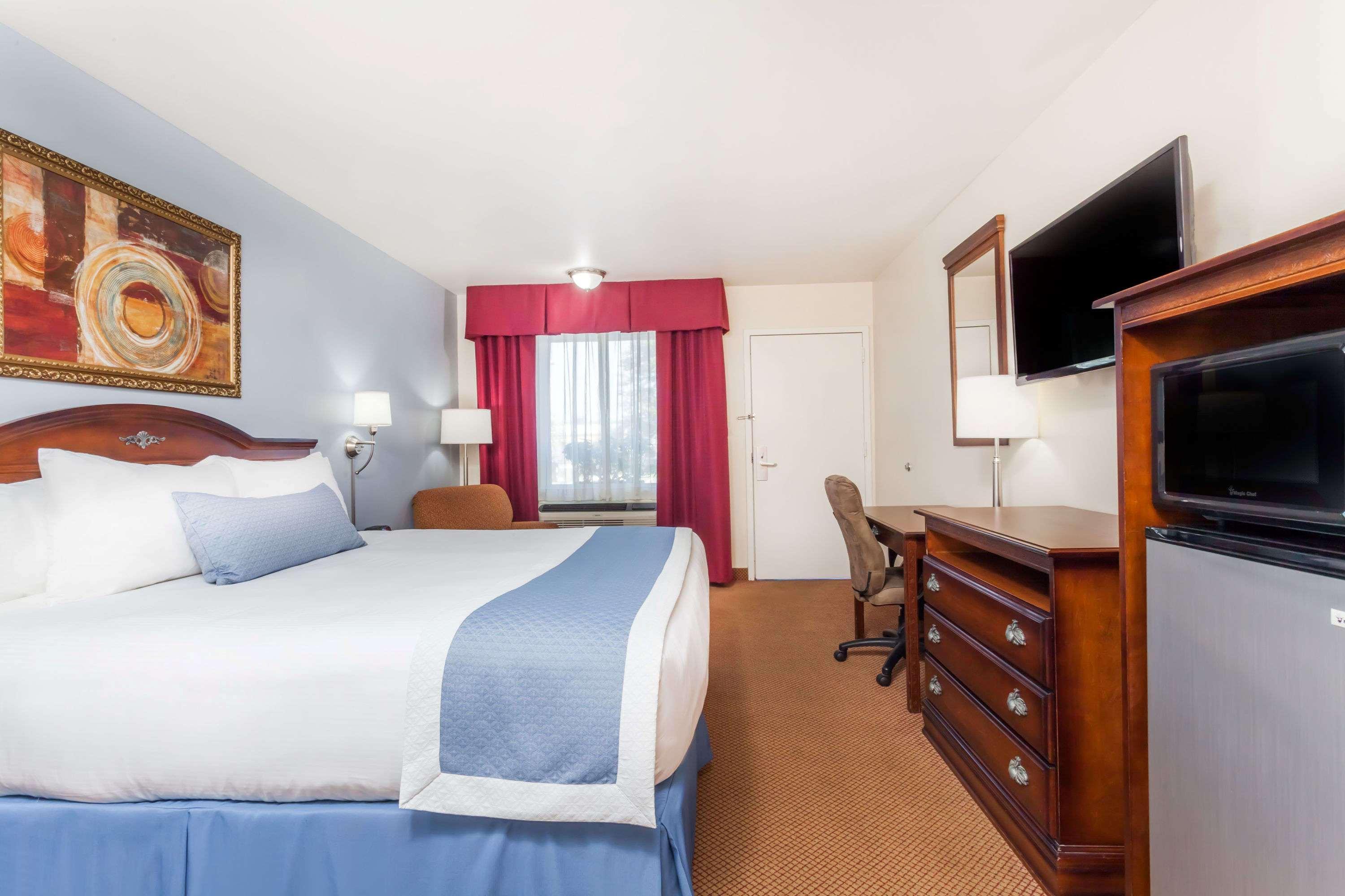 Days Inn By Wyndham Hampton Экстерьер фото