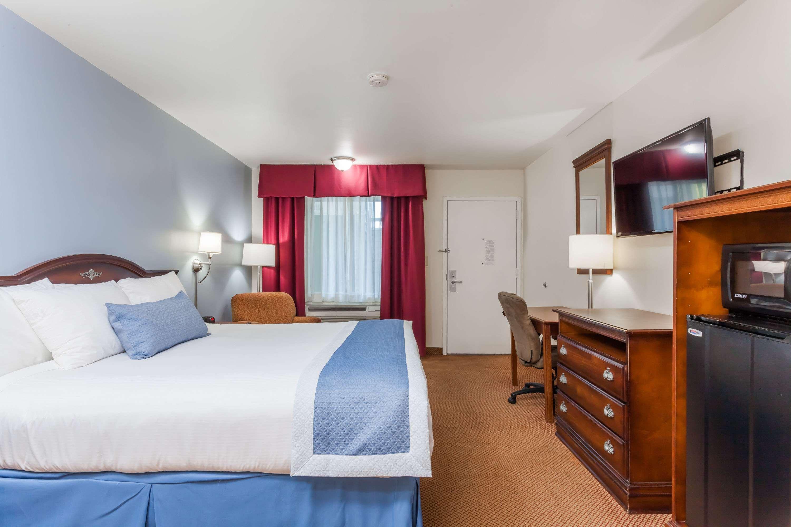 Days Inn By Wyndham Hampton Экстерьер фото