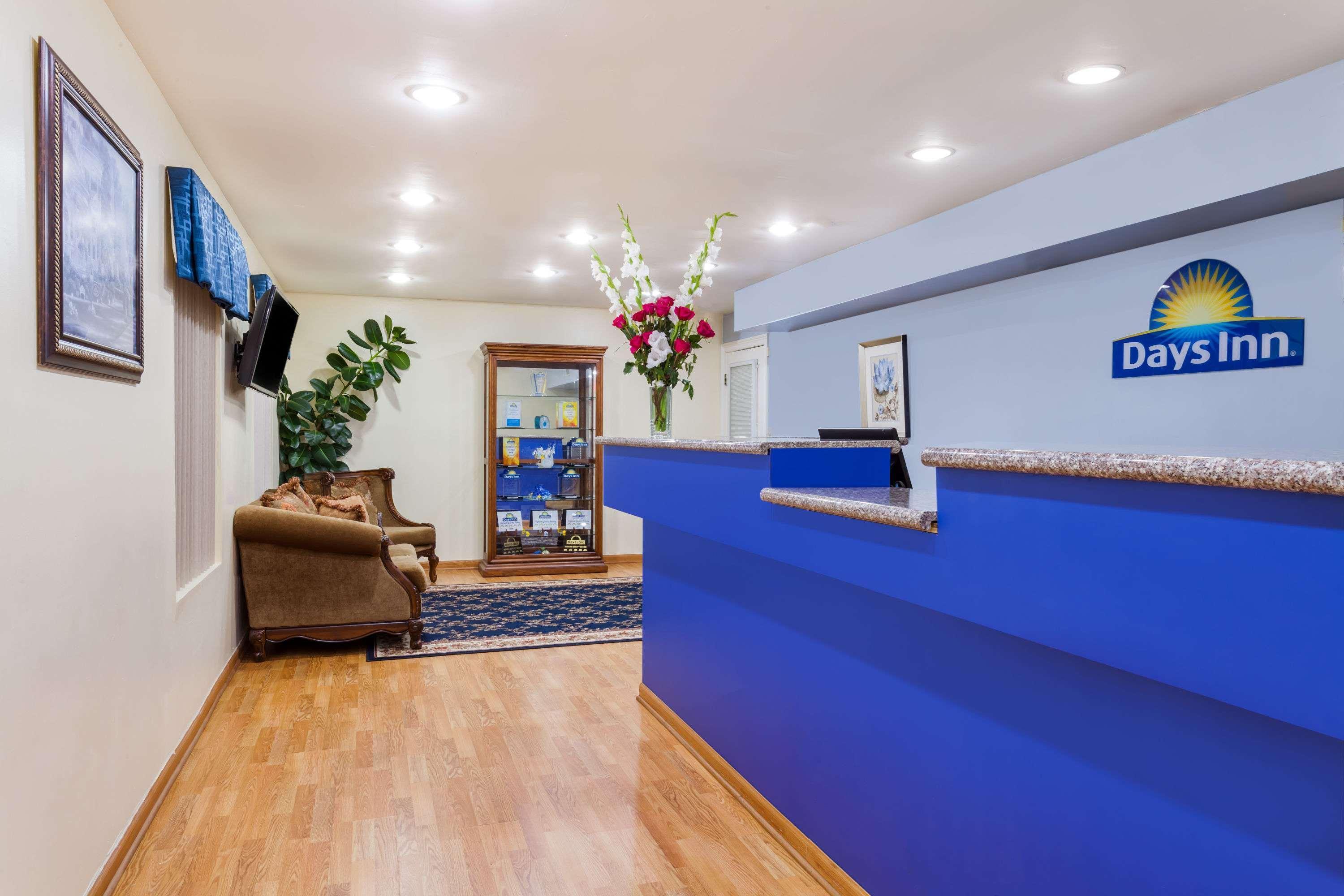 Days Inn By Wyndham Hampton Экстерьер фото