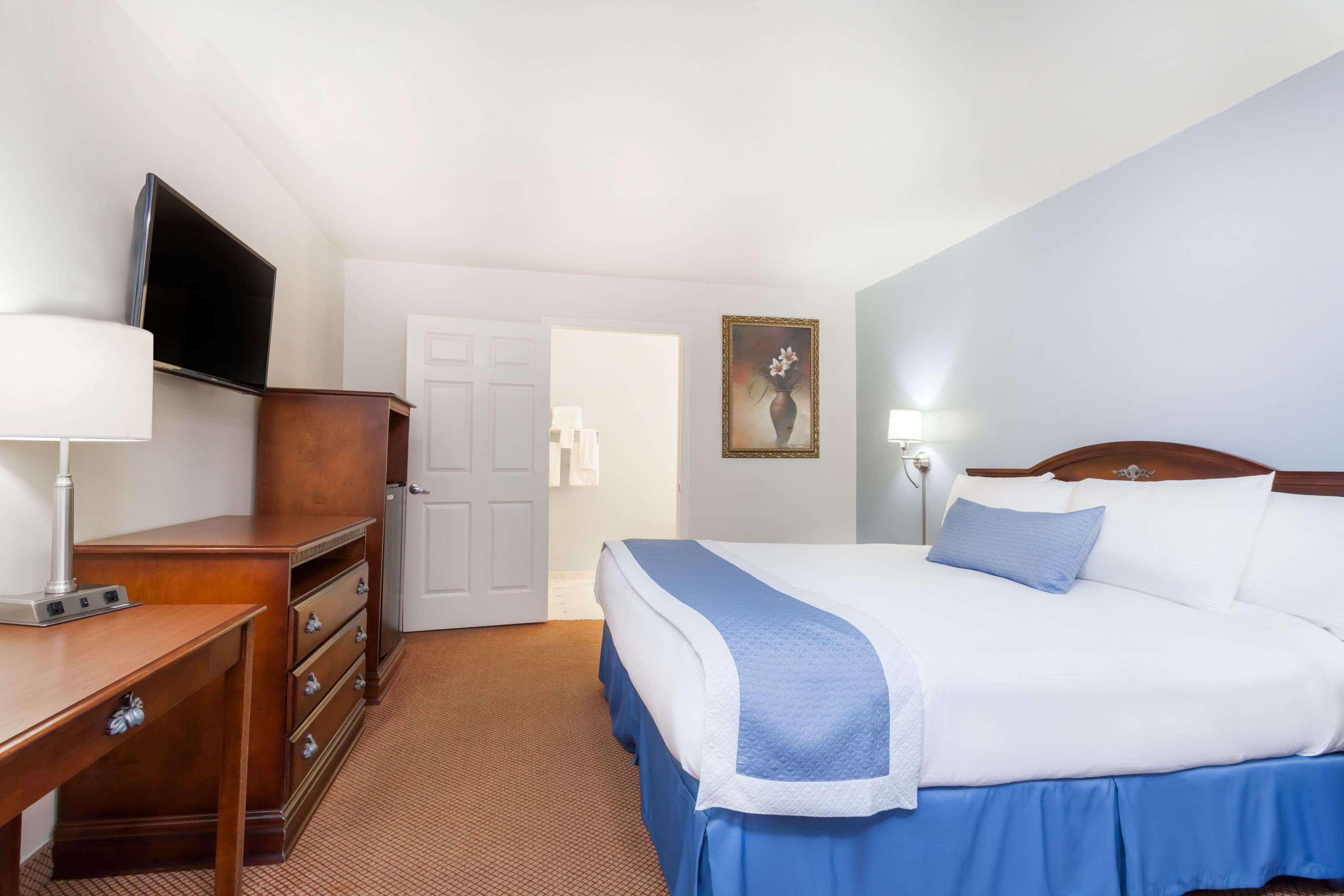 Days Inn By Wyndham Hampton Экстерьер фото