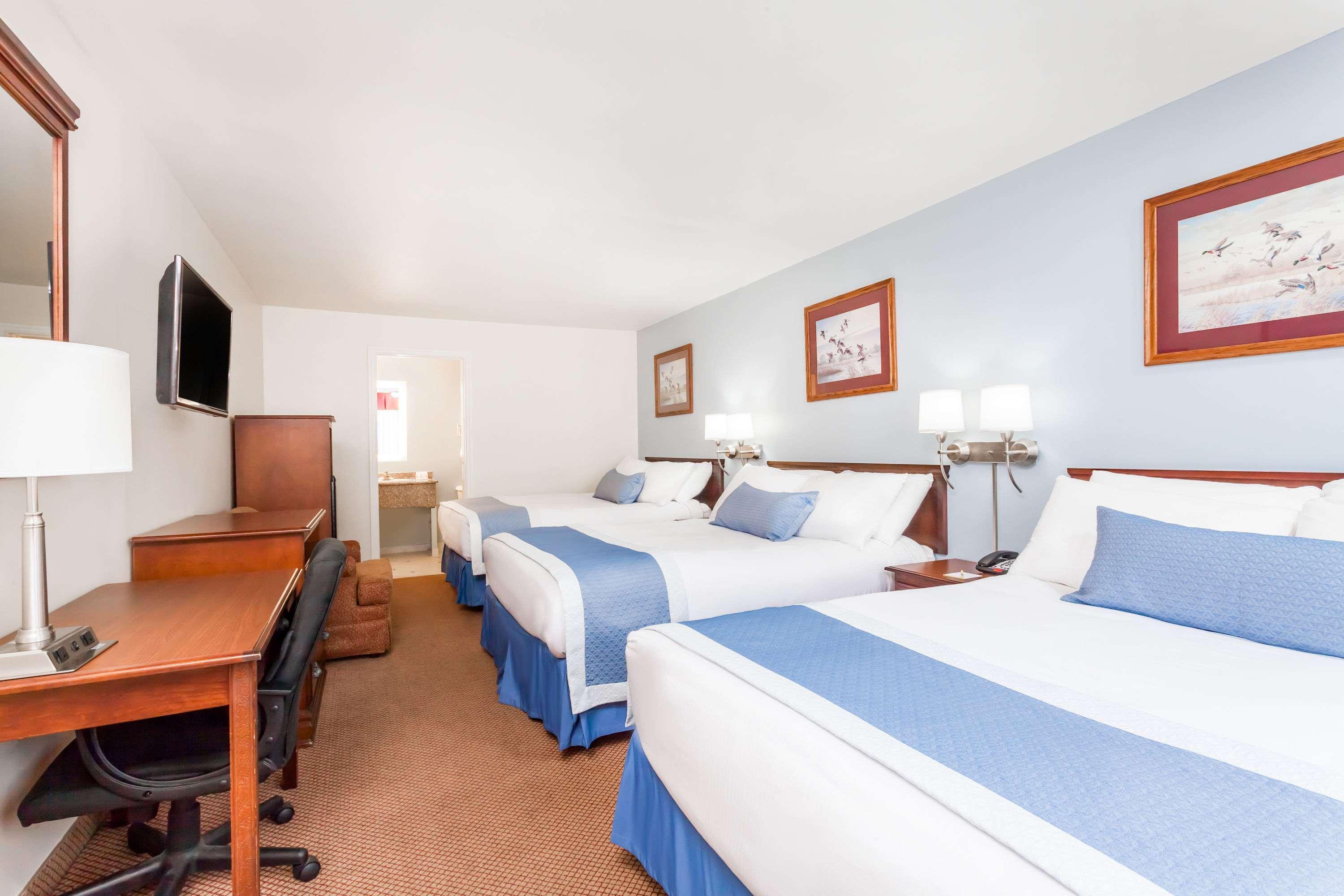 Days Inn By Wyndham Hampton Экстерьер фото
