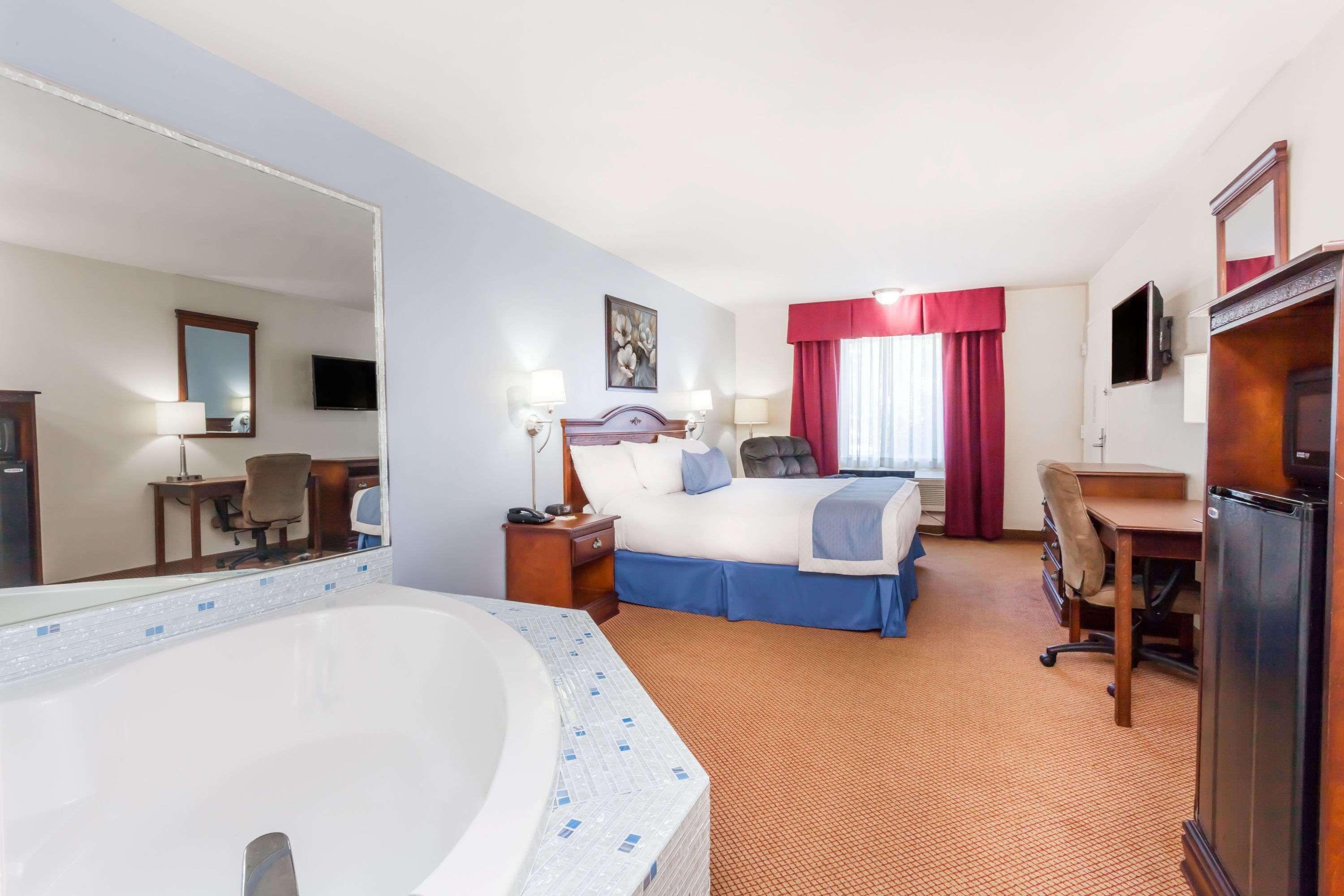 Days Inn By Wyndham Hampton Экстерьер фото